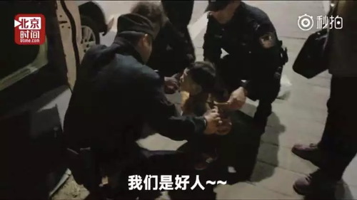 咋回事?走失男童见警察大哭半小时 大喊不要不要