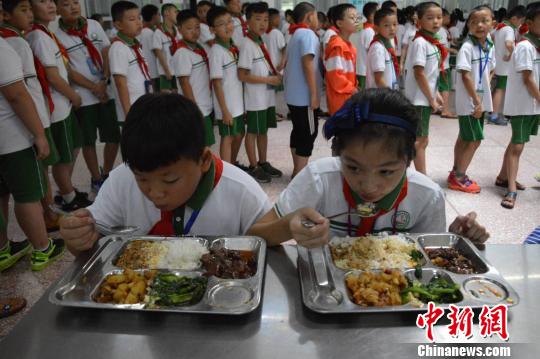 孩子们有序地排队取餐，文明用餐 受访者供图