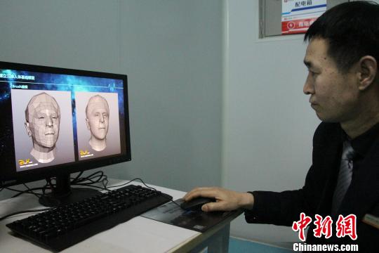 图为毕爱胜向记者解释开展3D打印遗体修复技术的步骤。　赵晓 摄