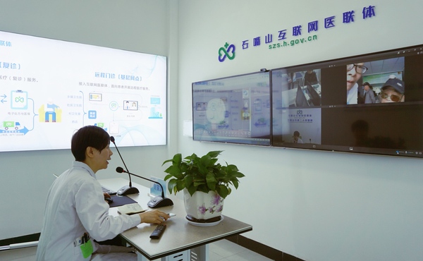 石嘴山二院呼吸内科副主任医师齐雁超正在为社区病人做远程复诊