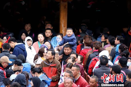 前来观雪、赏花、争睹山岳经典峰林仙境的游客人山人海 王中举 摄