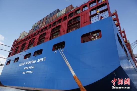 当地时间2月27日，中远海运超大型集装箱船“白羊座”号首航欧洲第二大港比利时安特卫普港，掀开中比集装箱海运新的一页。作为第一艘由中企建造并运营的两万标箱级超大型集装箱船，“白羊座”号船长400米，型宽58.6米，型深30.7米，甲板面积比4个标准足球场还大，堪称一座“海上城堡”。 <a target='_blank' href='http://www.chinanews.com/'>中新社</a>记者 德永健 摄
