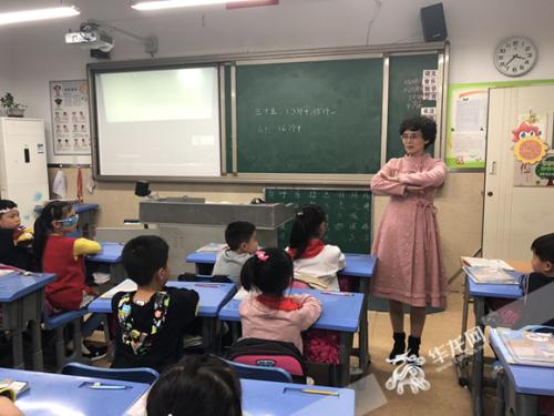 课堂上的刘红。 记者 冯司宇 摄