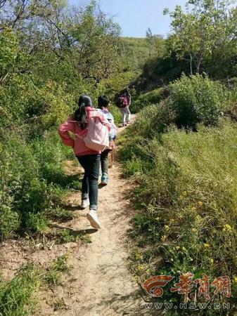 108国道周至段塌方路断了半年未修 百姓出行靠爬山