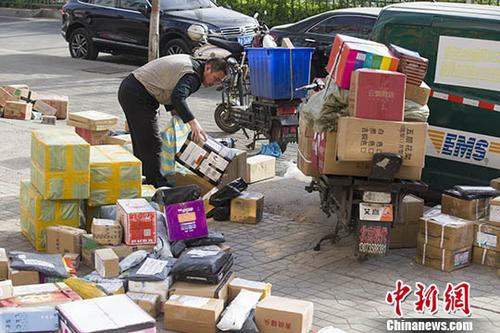 4月7日，中国物流与采购联合会披露，3月份中国快递物流指数为105.1%，比上月回升7个百分点，时隔两个月再次回升到100%以上。图为4月2日山西太原，物流快递工作人员正在分拣快递。
<a target='_blank' href='http://www.chinanews.com/'>中新社</a>记者 张云 摄