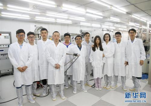 4月11日，复旦大学微电子学院教授张卫、周鹏团队在实验室内合影。近日，复旦大学微电子学院教授张卫、周鹏团队实现了具有颠覆性的二维半导体准非易失存储原型器件，开创了第三类存储技术，写入速度比目前U盘快一万倍，数据存储时间也可自行决定。 新华社记者 丁汀 摄 图片来源：新华网