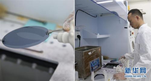4月11日，复旦大学微电子学院教授张卫、周鹏团队成员刘春森在实验室内清洗硅片(拼版照片)。 新华社记者 丁汀 摄 图片来源：新华网