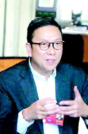 当记者向全国政协委员、全国政协人口资源环境委员会副主任、港区省级政协委员联谊会会长施荣怀发出“与改革开放同行”栏目采访邀请后，他爽快地应允了。见面时，他表示，之所以对这个话题感兴趣，是因为“对改革开放感受特别深”。