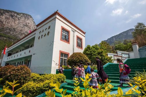 天路:贵州一小学孩子爬4里崖壁上学 教师护送31年