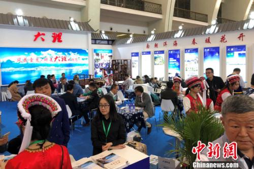 云南大理展台内大量民众在进行咨询。 今年，云南展团以健康生活、健康云南目的地为主打产品。程春雨 摄
