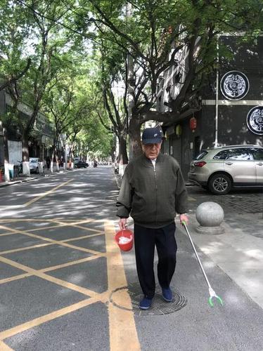 92岁老人每天上街捡烟头 已坚持1年多曾被指作秀