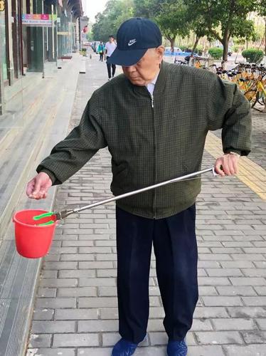 92岁老人每天上街捡烟头 已坚持1年多曾被指作秀