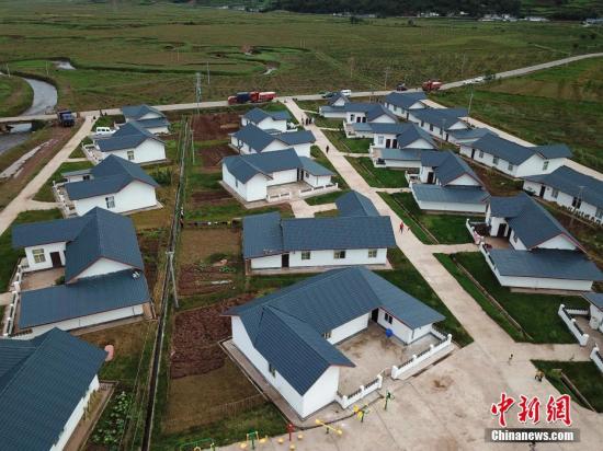 洒拉地坡乡姐把哪打村距四川凉山昭觉县城39公里，全村幅员面积22平方公里，总户数共432户、1667人，全部为彝族。该村贫困户收入主要靠马铃薯、荞麦等传统种植和羊、猪养殖。村内自然条件差，气候恶劣，土地贫瘠、产业效益低，基础设施薄弱、居住环境差，受教育程度底，这是原来全村的贫困状况也是致贫原因。目前，该村在2016年，已易地搬迁61户224人，建设总投资超过483万元，住进了新的统一风貌的小洋房。 张浪 摄