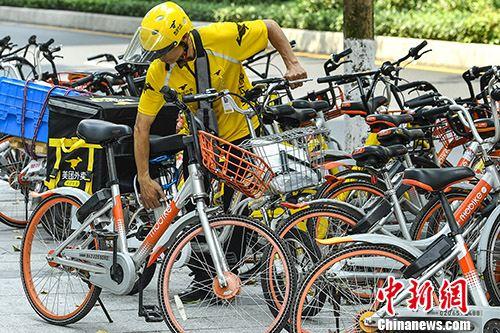 4月4日，美团外卖员与摩拜单车。当日，美团与摩拜联合宣布，已经签署美团全资收购摩拜的协议，交易完成后，摩拜单车将保持品牌和运营的独立。 <a target='_blank' href='http://www.chinanews.com/'>中新社</a>记者 陈骥旻 摄