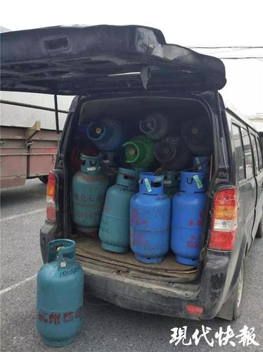 司机驾驶塞满47瓶液化气的面包车 竟连驾照都没有