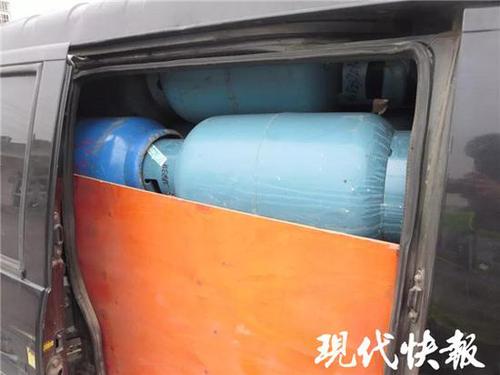 司机驾驶塞满47瓶液化气的面包车 竟连驾照都没有