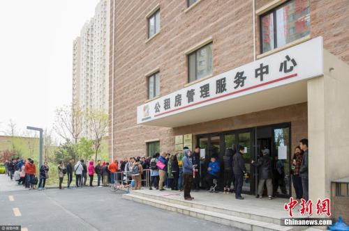 图为2017年4月11日，北京，在燕保·马泉营家园公租房项目现场排队办理公租房登记的队伍。图片来源：视觉中国