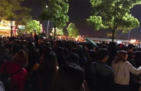 太疯狂！漫威迷在上海迪士尼为《复联3》通宵排队
