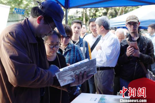 邮迷正在观看《红楼梦系列画稿册》。　殷立勤 摄