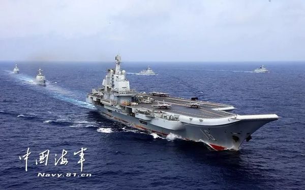 ▲铁流滚滚，驶向深蓝。张雷 摄