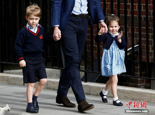 威廉王子带着乔治王子和夏洛特公主抵达圣玛丽医院。