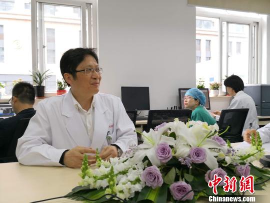 中华医学会心血管病分会全国委员、同济大学附属同济医院心内科主任刘学波教授接受采访。　陈静 摄