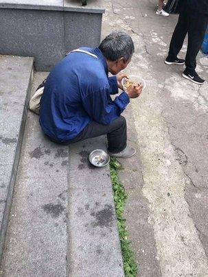 面馆不给乞讨老人用碗被指瞧不起人 店主这样说