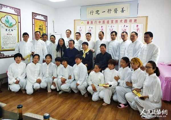四、与会领导与部分善医行的学员们亲切留影。梓涵 摄影