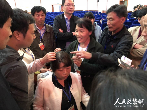 五、善医行学员在练习针灸实操技术。吕平平 摄影