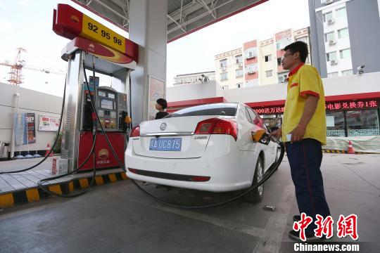 资料图：山西太原，加油站工作人员正在给车辆加油。　张云 摄
