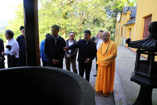 2.在九华山调研佛教活动场所