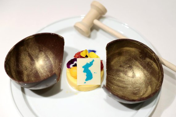 带着朝鲜半岛地图的芒果慕斯甜品
