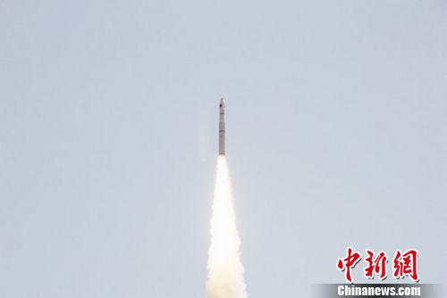 火箭发射升空。唐明军 摄