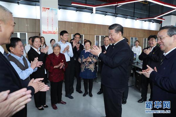4月26日上午，中共中央总书记、国家主席、中央军委主席习近平来到武汉市青山区工人村街青和居社区，看望干部群众，就棚户区改造和基层组织建设进行调研。