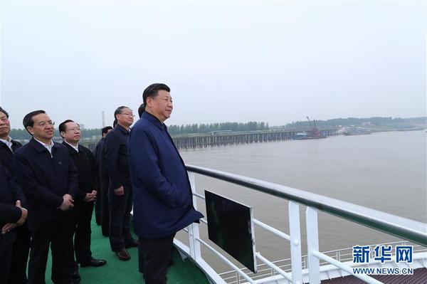 4月26日下午，中共中央总书记、国家主席、中央军委主席习近平在武汉主持召开深入推动长江经济带发展座谈会并发表重要讲话。这是座谈会前，习近平于25日上午乘船沿江察看两岸生态环境和发展建设情况。
