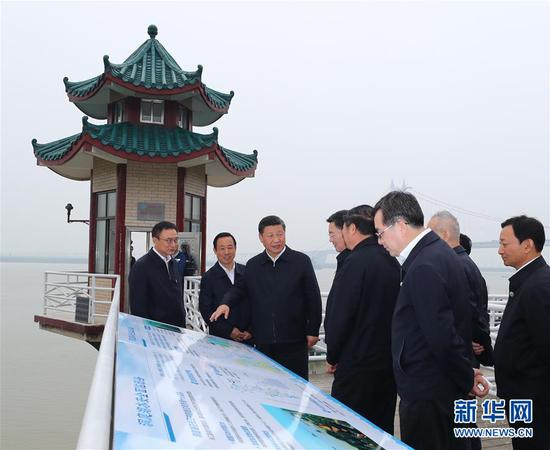 4月26日下午，中共中央总书记、国家主席、中央军委主席习近平在武汉主持召开深入推动长江经济带发展座谈会并发表重要讲话。这是座谈会前，习近平于25日下午在岳阳城陵矶水文站考察。