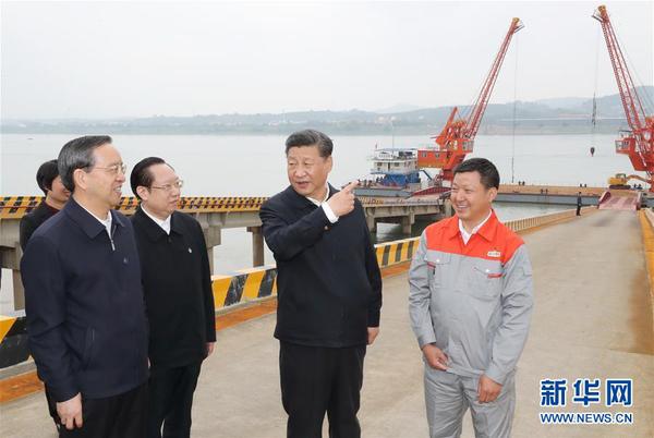 4月26日下午，中共中央总书记、国家主席、中央军委主席习近平在武汉主持召开深入推动长江经济带发展座谈会并发表重要讲话。这是座谈会前，习近平于24日中午到兴发集团宜昌新材料产业园，察看化工企业搬迁、改造以及码头复绿情况。