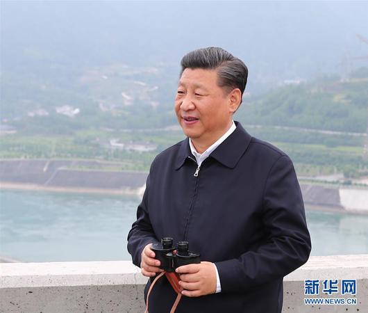4月26日下午，中共中央总书记、国家主席、中央军委主席习近平在武汉主持召开深入推动长江经济带发展座谈会并发表重要讲话。这是座谈会前，习近平于24日下午在三峡大坝坝顶察看三峡工程和坝区周边生态环境。2