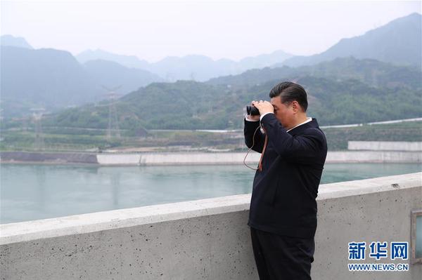 4月26日下午，中共中央总书记、国家主席、中央军委主席习近平在武汉主持召开深入推动长江经济带发展座谈会并发表重要讲话。这是座谈会前，习近平于24日下午在三峡大坝坝顶察看三峡工程和坝区周边生态环境。3