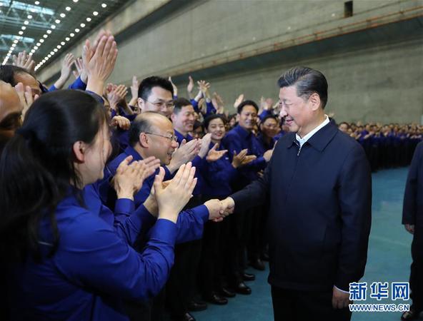 4月26日下午，中共中央总书记、国家主席、中央军委主席习近平在武汉主持召开深入推动长江经济带发展座谈会并发表重要讲话。这是座谈会前，习近平于24日下午在三峡大坝左岸电站同技术人员、劳动模范、工作人员代表亲切交流。