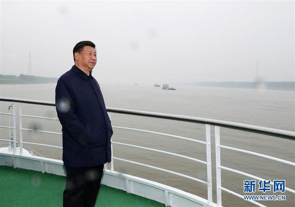 4月26日下午，中共中央总书记、国家主席、中央军委主席习近平在武汉主持召开深入推动长江经济带发展座谈会并发表重要讲话。这是座谈会前，习近平于25日上午乘船沿江察看两岸生态环境和发展建设情况。3