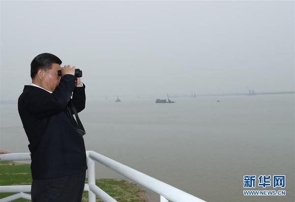 4月26日下午，中共中央总书记、国家主席、中央军委主席习近平在武汉主持召开深入推动长江经济带发展座谈会并发表重要讲话。这是座谈会前，习近平于25日下午在岳阳城陵矶水文站考察。3