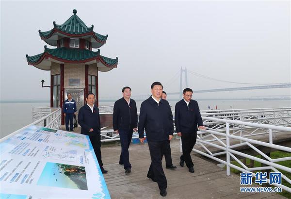 4月26日下午，中共中央总书记、国家主席、中央军委主席习近平在武汉主持召开深入推动长江经济带发展座谈会并发表重要讲话。这是座谈会前，习近平于25日下午在岳阳城陵矶水文站考察。4