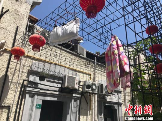 设计师搭建了“共享晾衣场”供楼内居民晾衣。　王子涛 摄