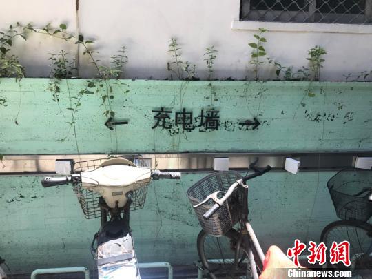 共享充电墙供居民停放车辆并充电。　王子涛 摄