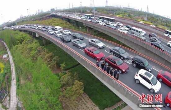 资料图：高速路上的车流。 <a target='_blank' href='http://www.chinanews.com/'>中新社</a>记者 殷立勤 摄