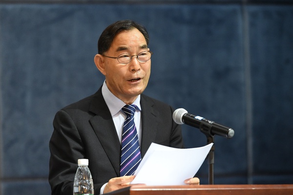 十二届全国政协委员、原农业部党组成员、中国优农协会第五届理事会会长朱保成作报告
