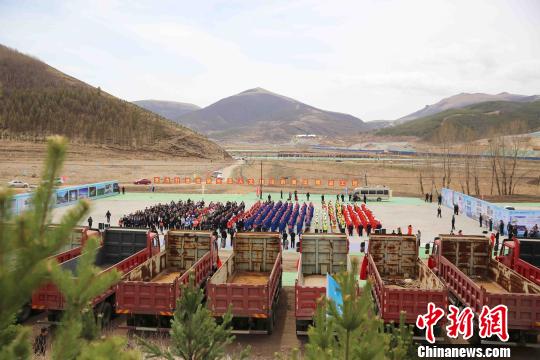 图为项目集中复工开工仪式现场。　施佳生 摄