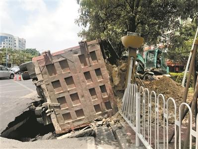 广东潮州超载大货车“压塌”主干道 地下埋有水管