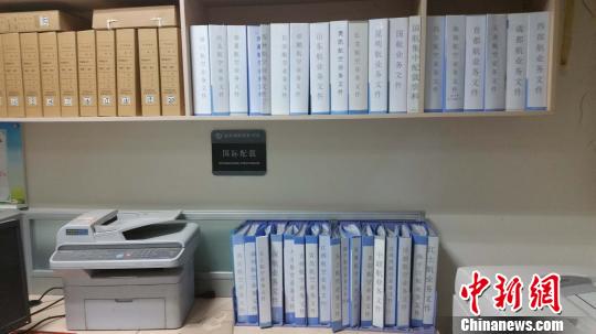 制作载重平衡图表需要查询的相关资料。　付黔蓉 摄